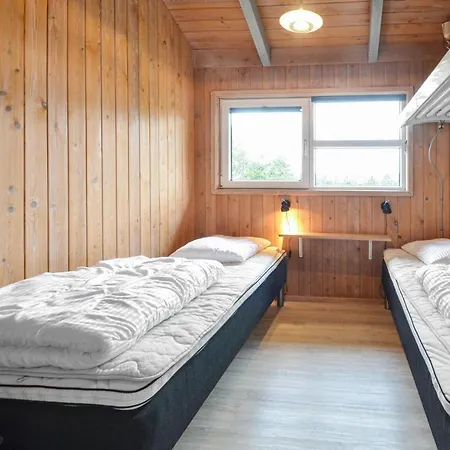 4 Bedroom Stunning In Fjerritslev Casa vacanze Torup Strand
